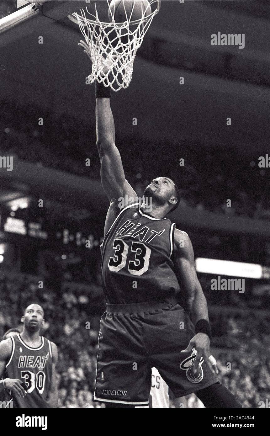 Miami Heat #33 Alonzo duelo en juego de baloncesto acción contra los Celtics de Boston en el Fleet Center de Boston, Ma USA mar26,1998 foto por Bill belknap Foto de stock