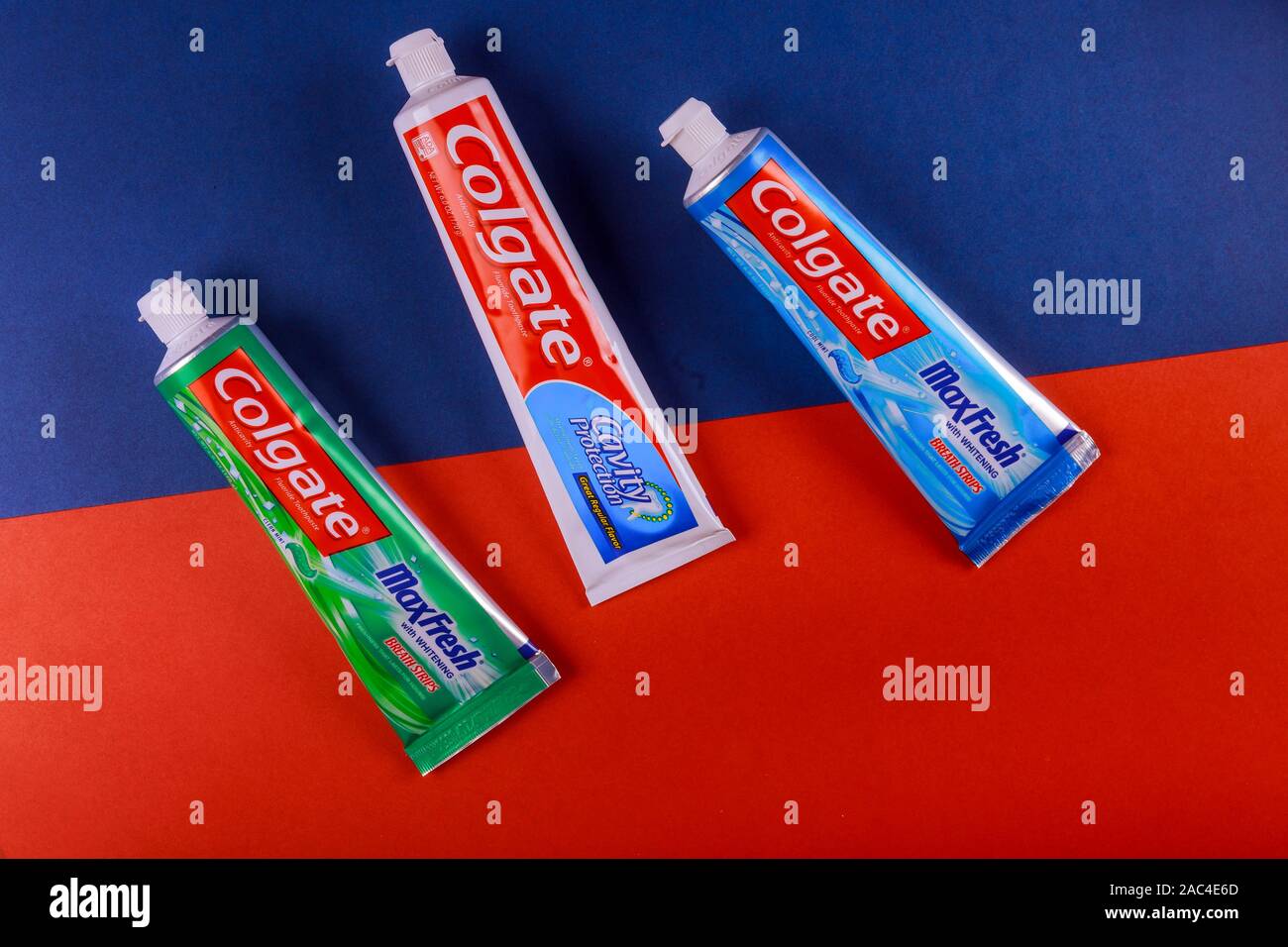 Nueva York NY Nov 29 2019: Variedad de dentífricos de Colgate es una marca  de pasta dental producida por Colgate-Palmolive Fotografía de stock - Alamy