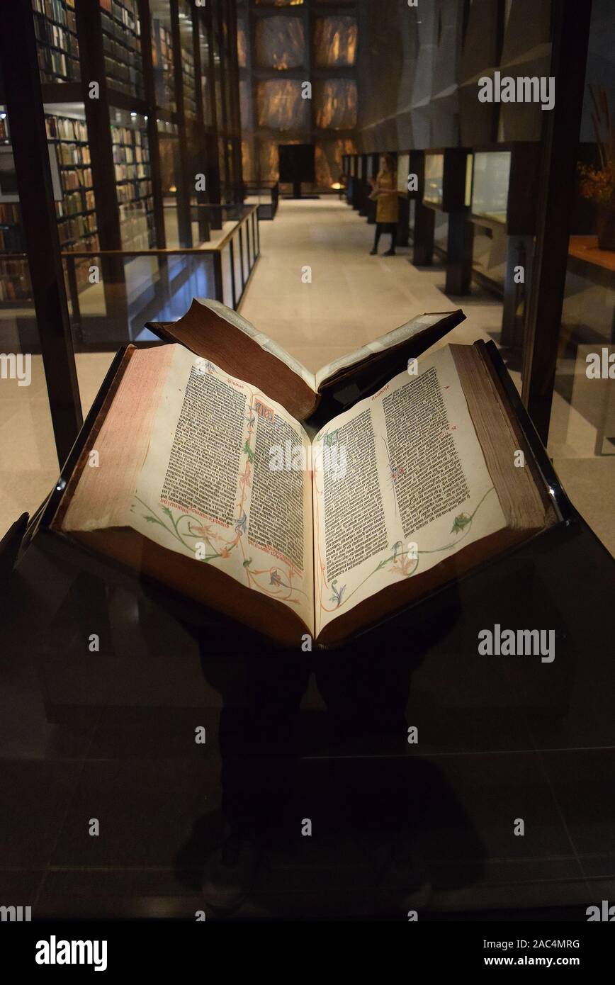 La Biblia de Gutenberg en la colección de Libros Raros de la Universidad de Yale Foto de stock