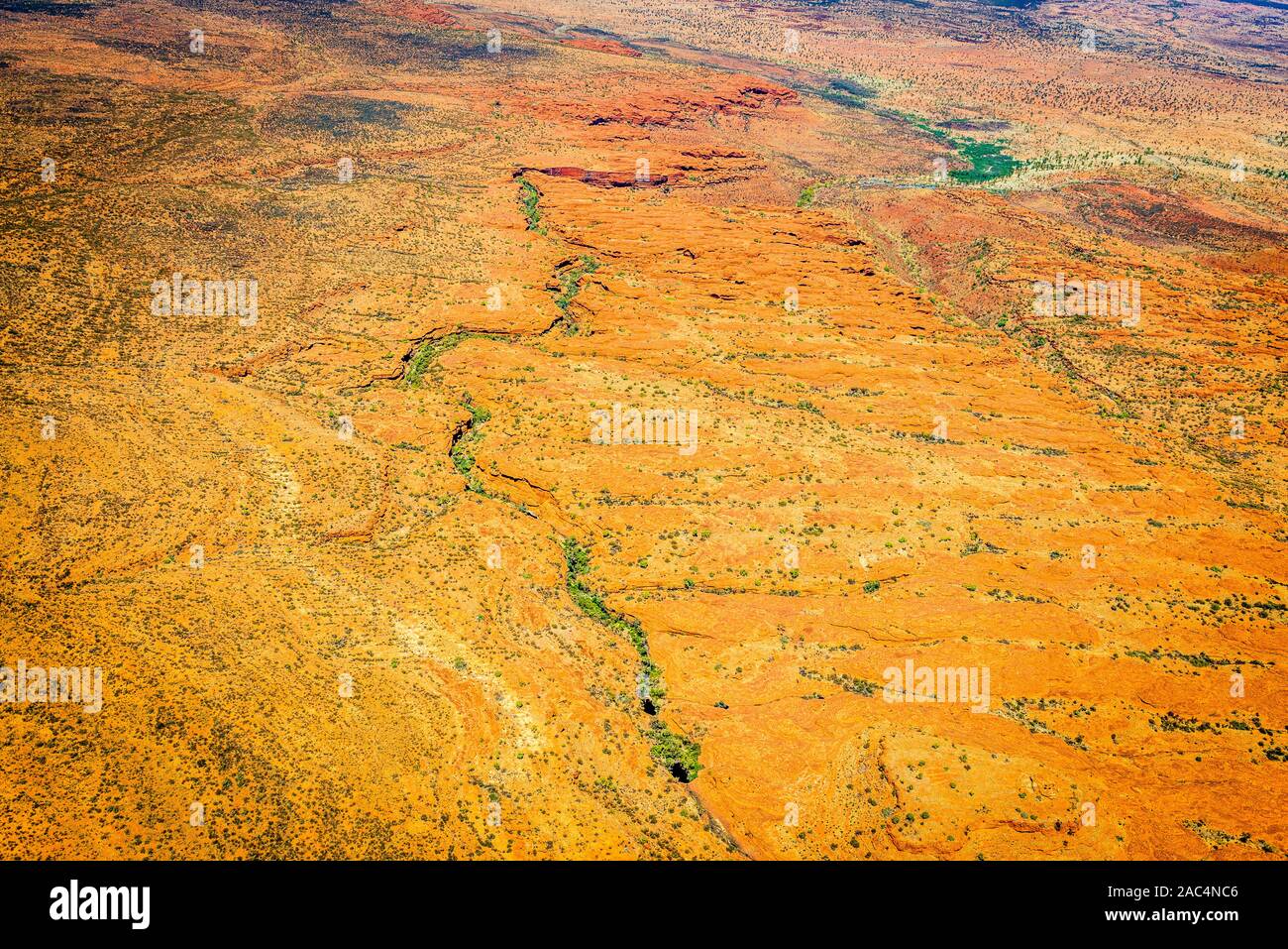 Vista aérea de Kings Canyon y los alrededores de George Gill Ranges en el remoto dentro del territorio del norte de Australia central. Foto de stock