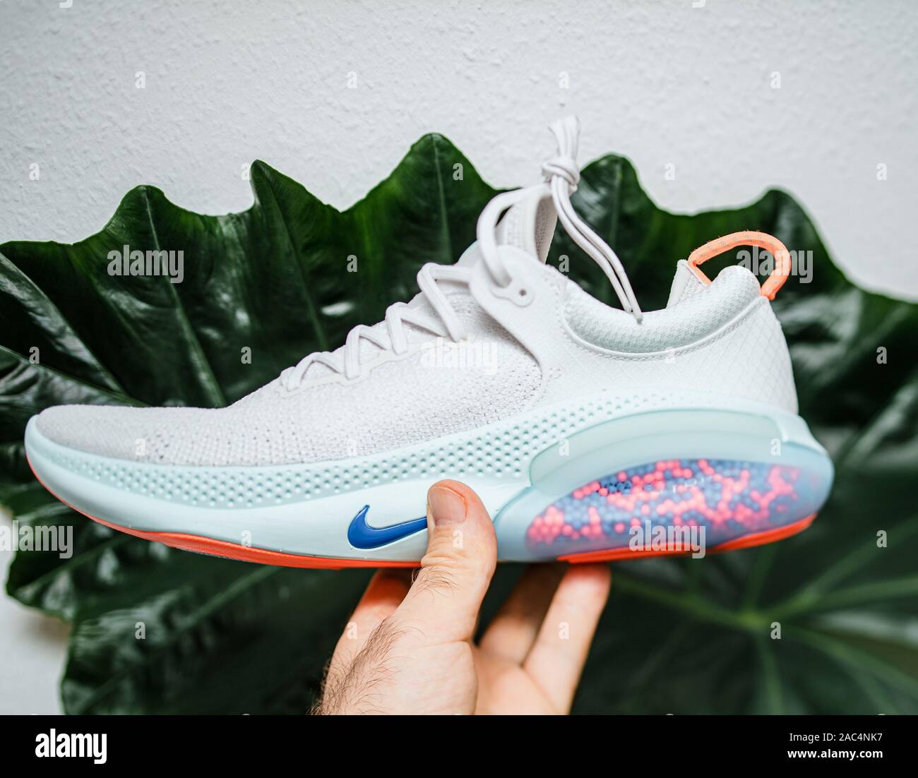 Francia - 30 Jul, 2019: POV mano sujetando últimas Nike Flyknit duración Run zapatillas profesionales Fotografía de stock - Alamy