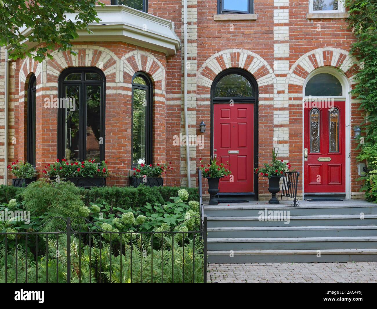 Viejas casas victorianas con ventanal y multi-patrón de color ladrillo  Fotografía de stock - Alamy