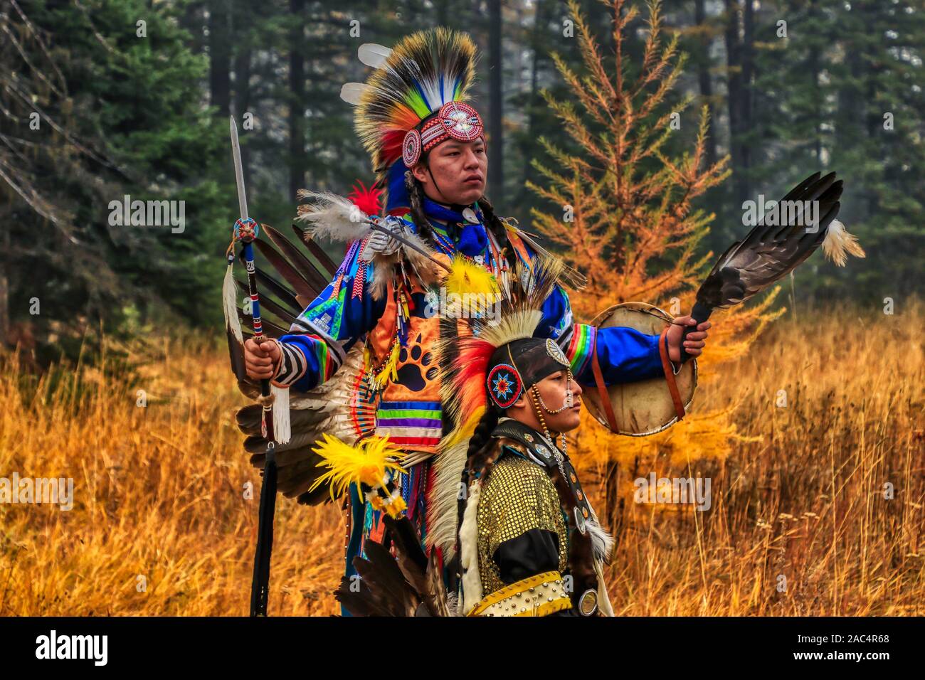 Vestido De Guerra De Los Nativos Americanos De Blackfoot Foto de stock