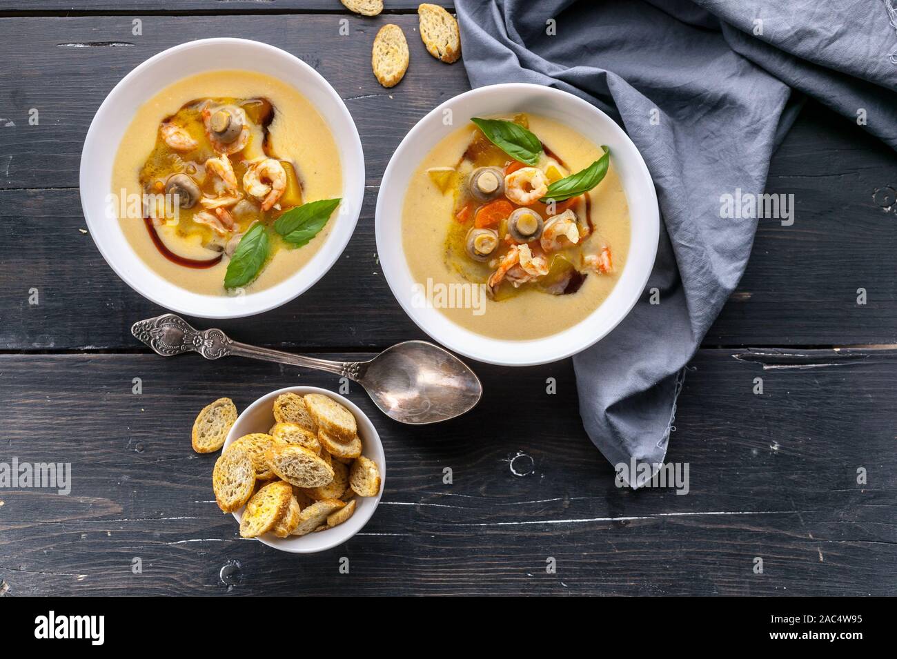 Sopa de verduras con gambas y setas. Recetas saludables y mariscos Low-Calorie Foto de stock