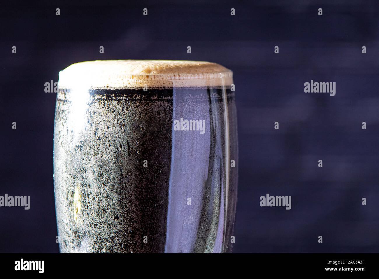 Un oscuro Irish Stout seca vaso de cerveza cerrar Foto de stock