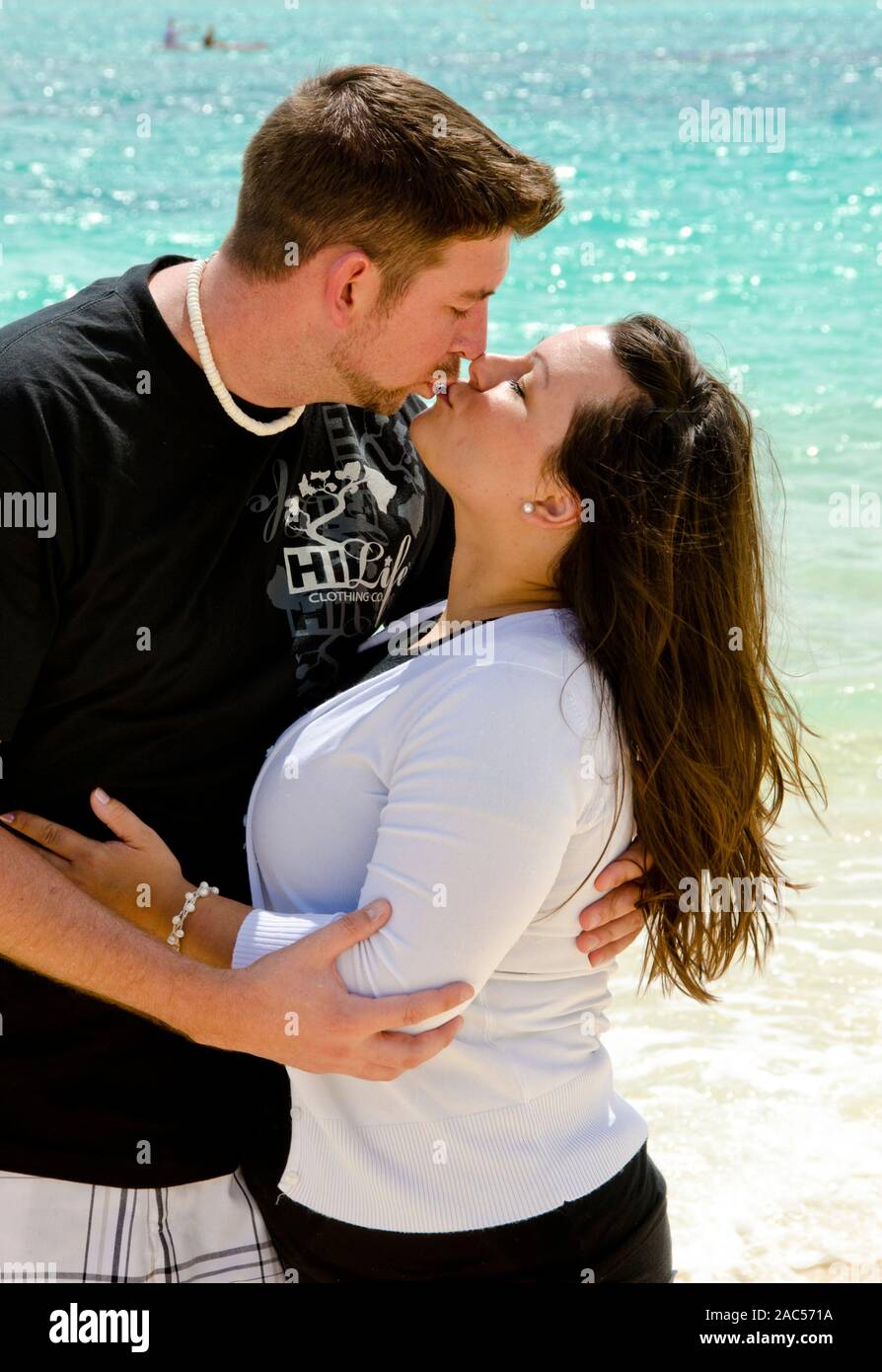 Jason y Alyssa en la playa de Kailua, Oahu Foto de stock