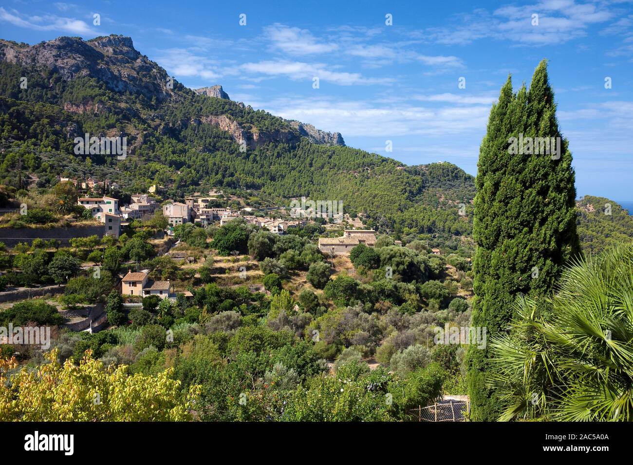 La aldea de montaña Estellences al oeste de Mallorca, Islas Baleares, España Foto de stock