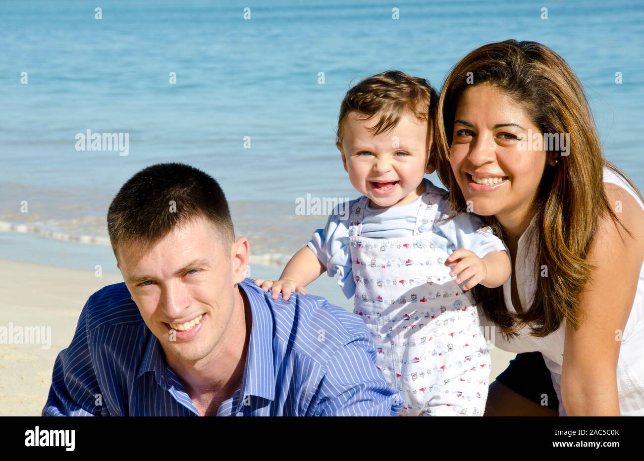 Retrato de los padres y el hijo en la playa de Kailua, O'ahu Foto de stock