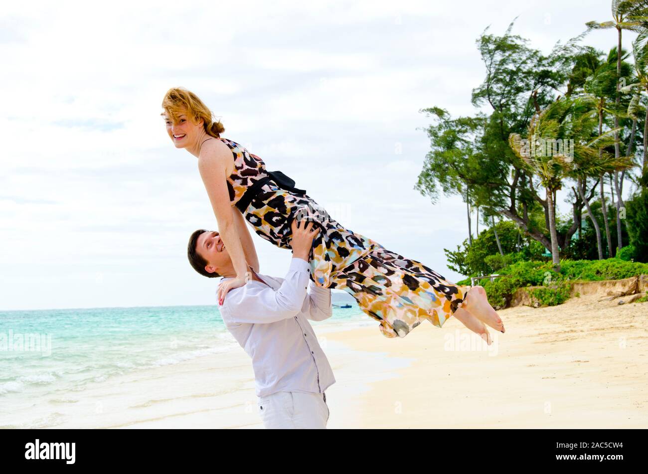 Greg propuso a Nicole el día anterior poniendo una nota en una shell donde paloma 40 pies abajo! Aparentemente, ella dijo que sí! Foto de stock