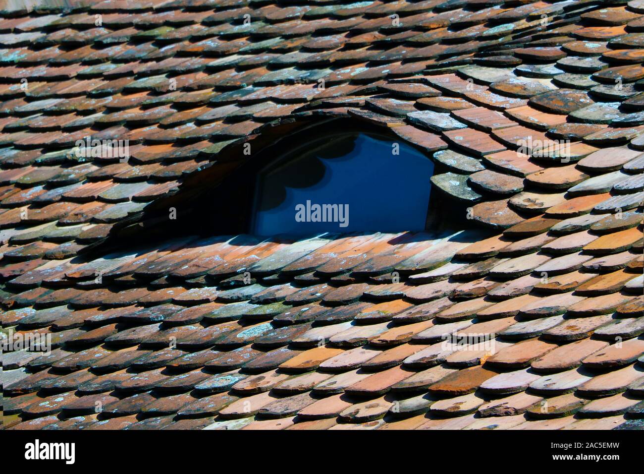 Claraboyas antiguas desde los techos de tejas rojas de una casa en la parte  vieja de la ciudad Fotografía de stock - Alamy