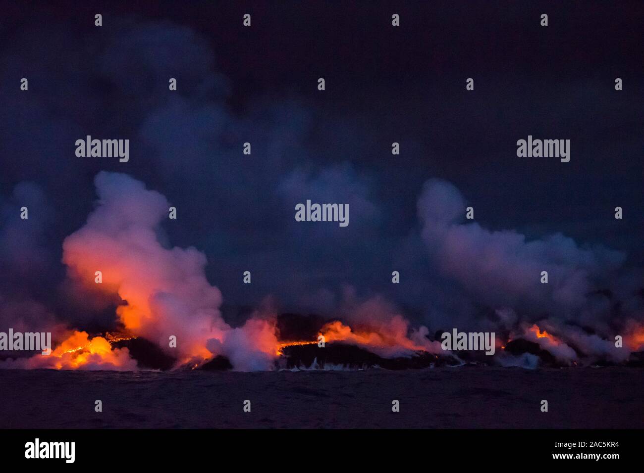 Agosto 2018: lava del volcán Kilauea fisura del 8 fluye hacia el océano frente a la costa de la Puna de la Isla Grande de Hawai'i. Esta imagen fue tomada un Foto de stock