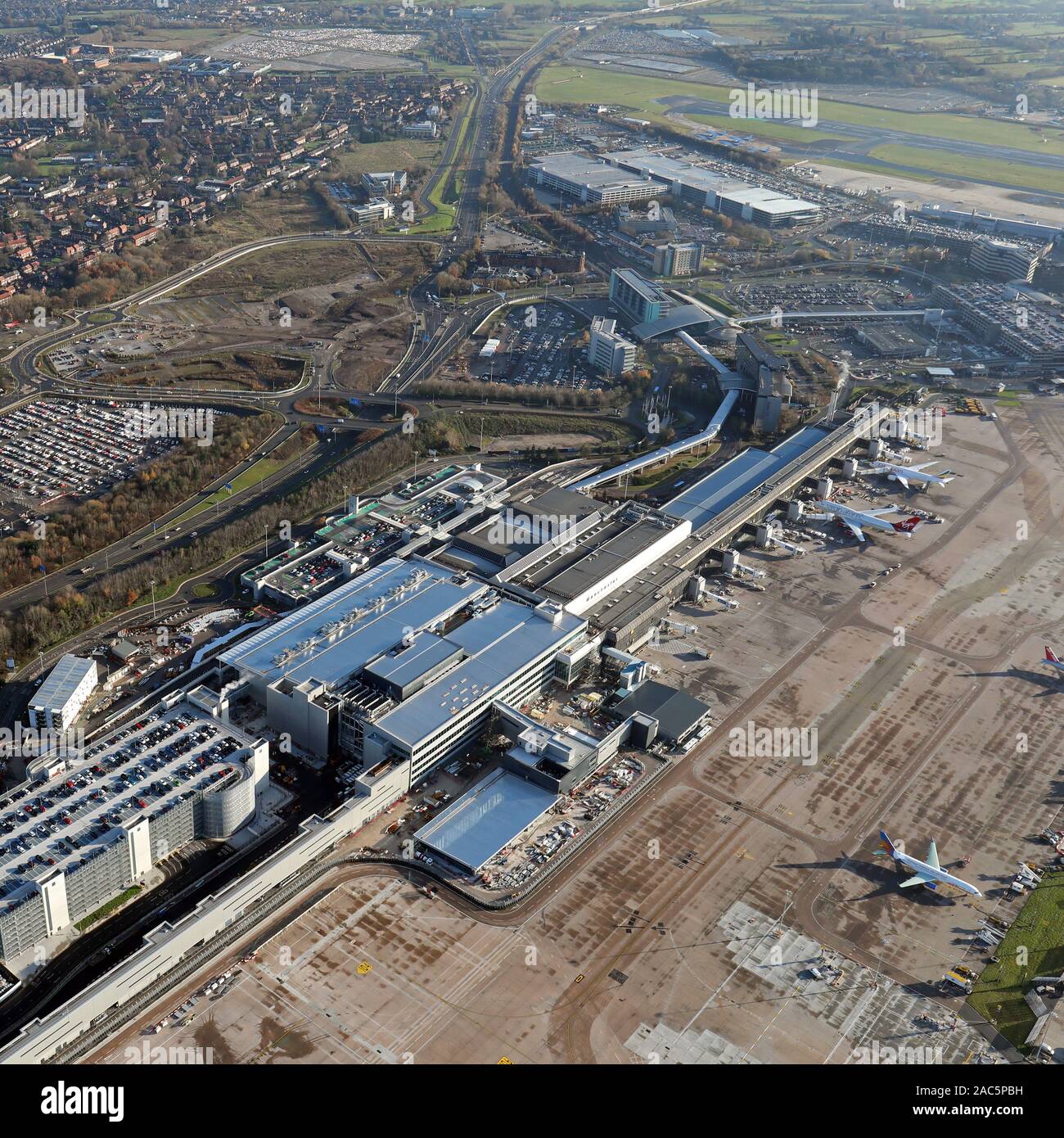 Vista aérea de la Terminal 2 en el aeropuerto de Manchester, Reino Unido Foto de stock