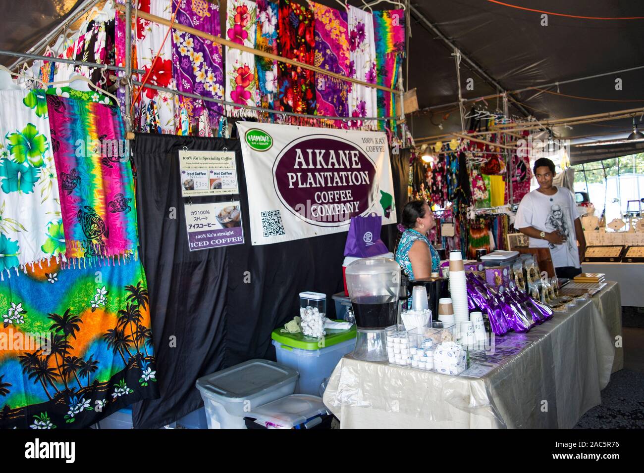 La Plantación Aikane Coffee Company stand en el Mercado de Granjeros de hilo, la Isla Grande de Hawai'i. Foto de stock