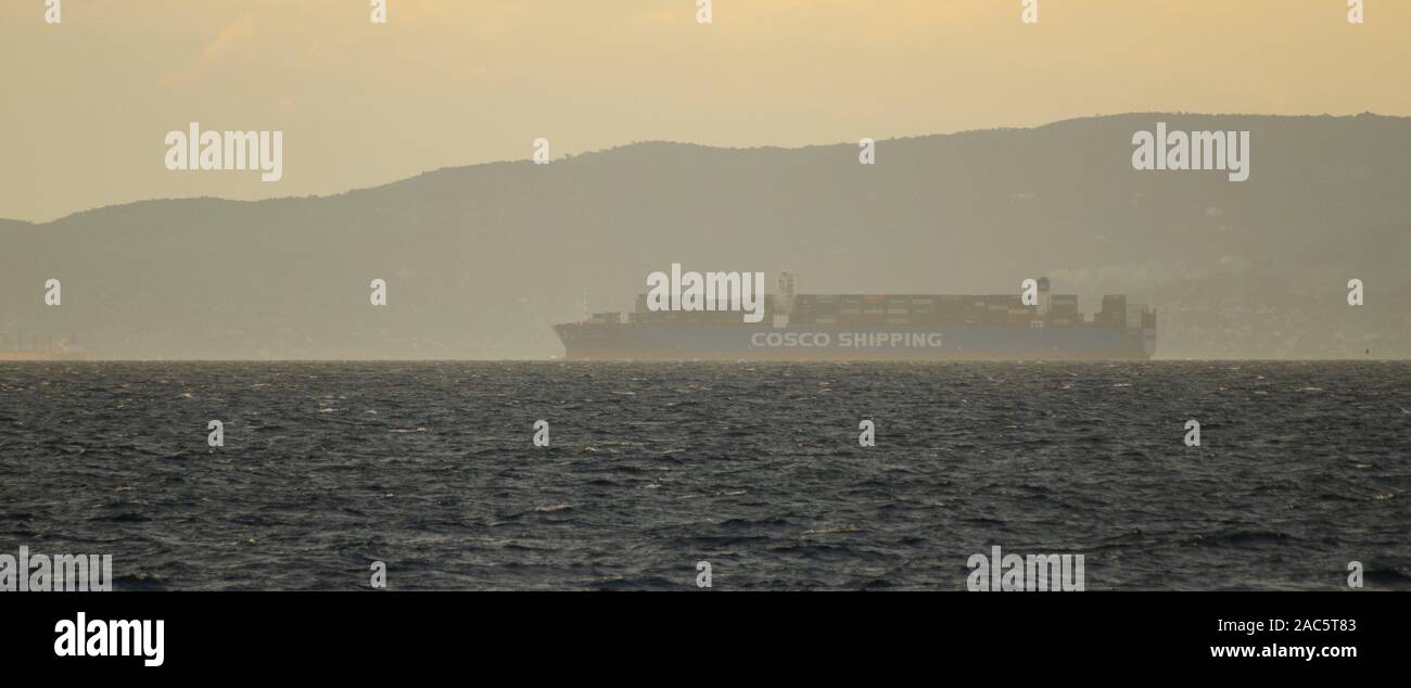 Un gran Cosco Container barco sale desde el puerto de Pireo Atenas Grecia Foto de stock