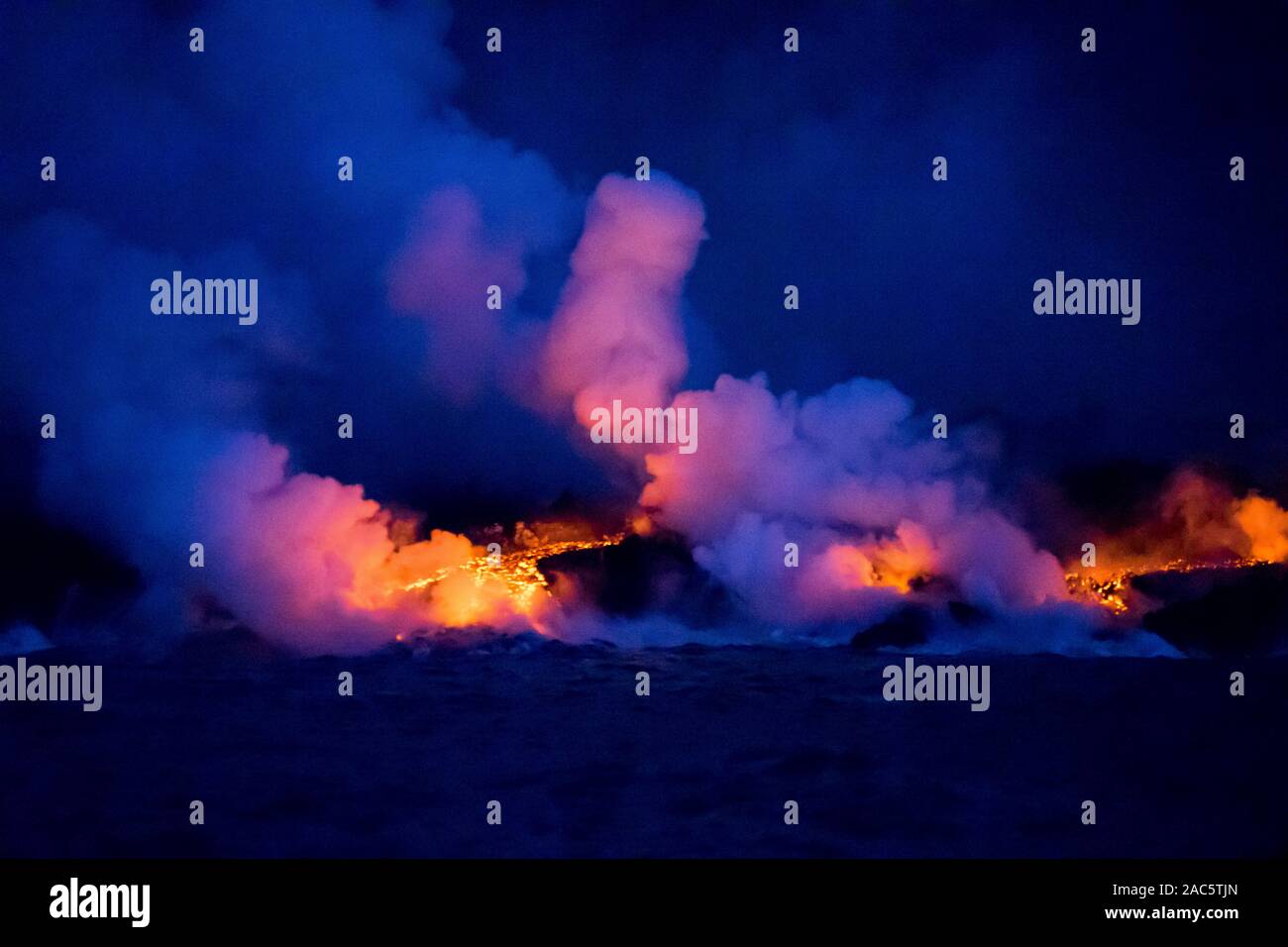 Agosto 2018: lava del volcán Kilauea fisura del 8 fluye hacia el océano frente a la costa de la Puna de la Isla Grande de Hawai'i. Esta imagen fue tomada un Foto de stock