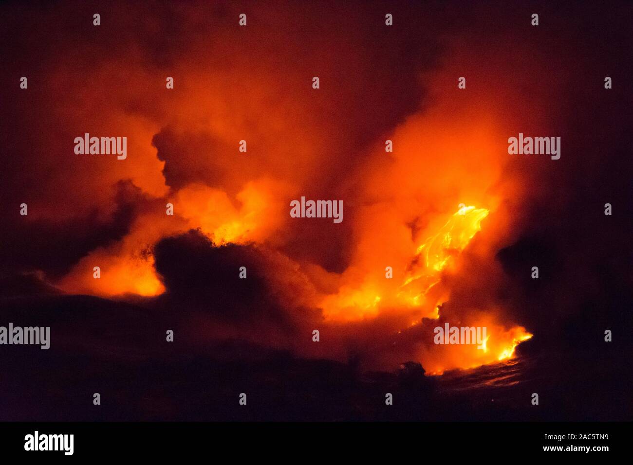 Lava del volcán Kilauea que desemboca en el mar cerca de Kalapana en la Isla Grande de Hawai'i. La Diosa Pele dice muchas historias a través de estos beauté Foto de stock