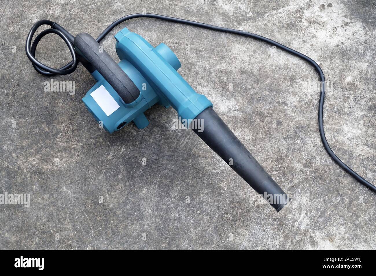 Soplador de aire azul sobre el suelo de cemento, se utiliza para quitar el  polvo de la máquina eléctrica y hojas en un jardín Fotografía de stock -  Alamy