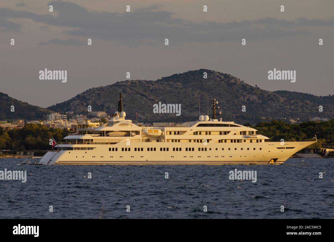 Un super yate anclado en Glyfada Athens Grecia Foto de stock