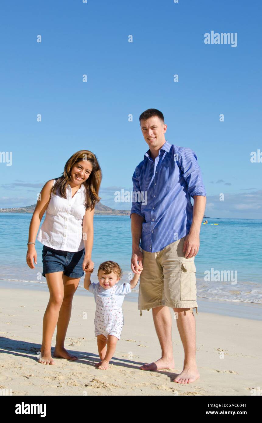 Retrato de los padres y el hijo en la playa de Kailua, O'ahu Foto de stock