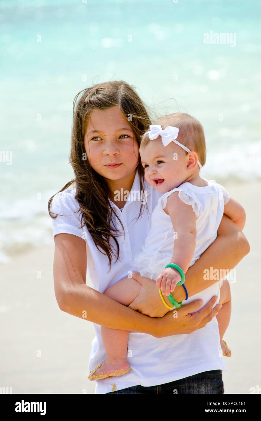 Leilani celebración hermanita Emma en la playa. Foto de stock