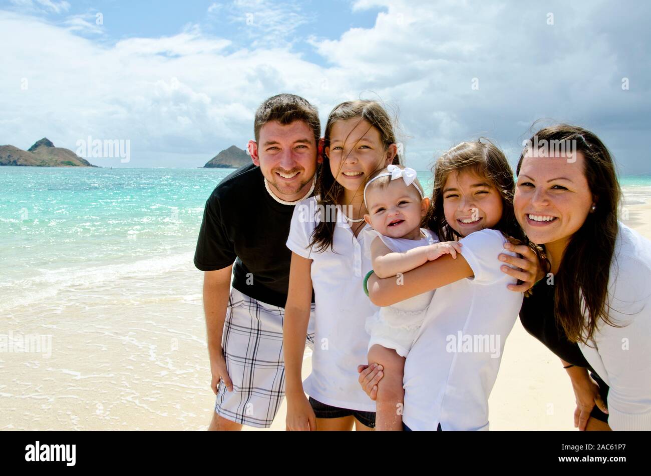 Jason y Alyssa y hay tres adorables chicas, Leilani, Ke'alohi y Emma en Lanikai beach, Oahu Foto de stock