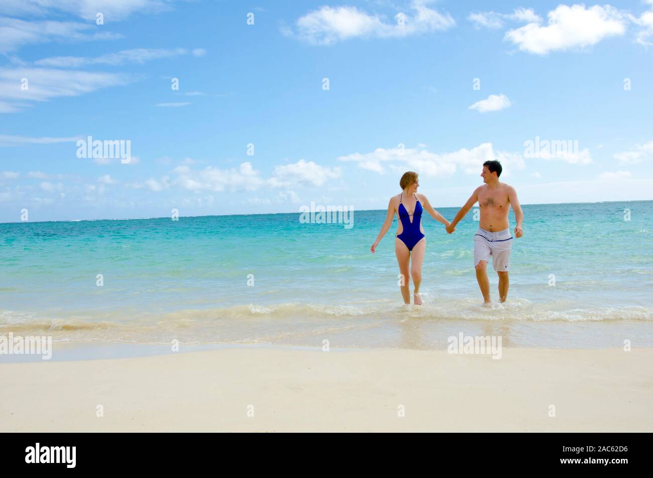 Greg propuso a Nicole el día anterior poniendo una nota en una shell donde paloma 40 pies abajo! Aparentemente, ella dijo que sí! Foto de stock