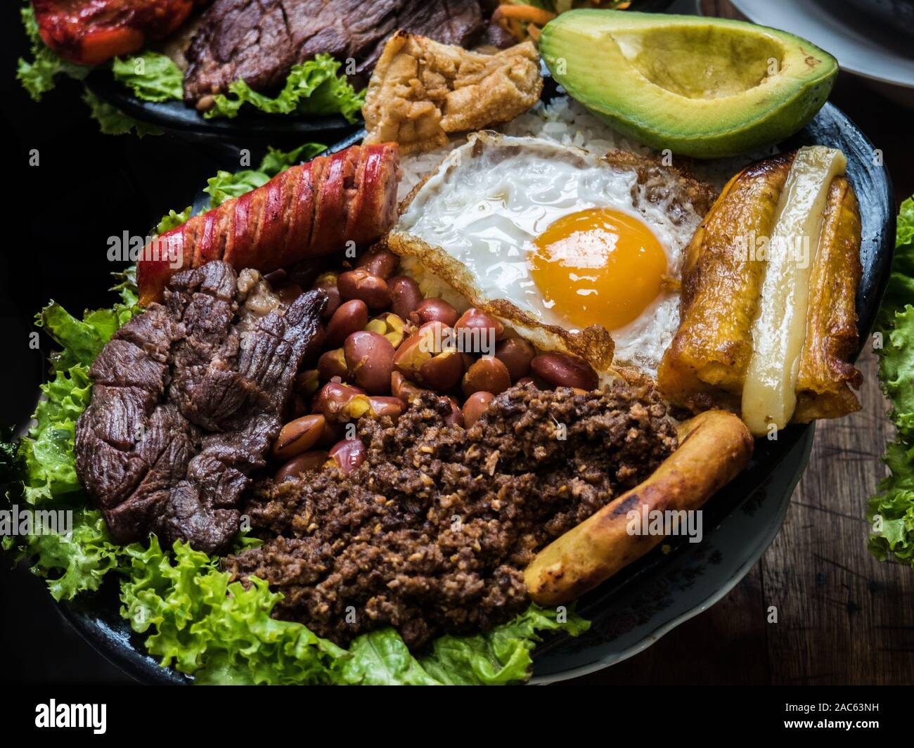 Bandeja Paisa, comida tradicional colombiana Fotografía de stock - Alamy