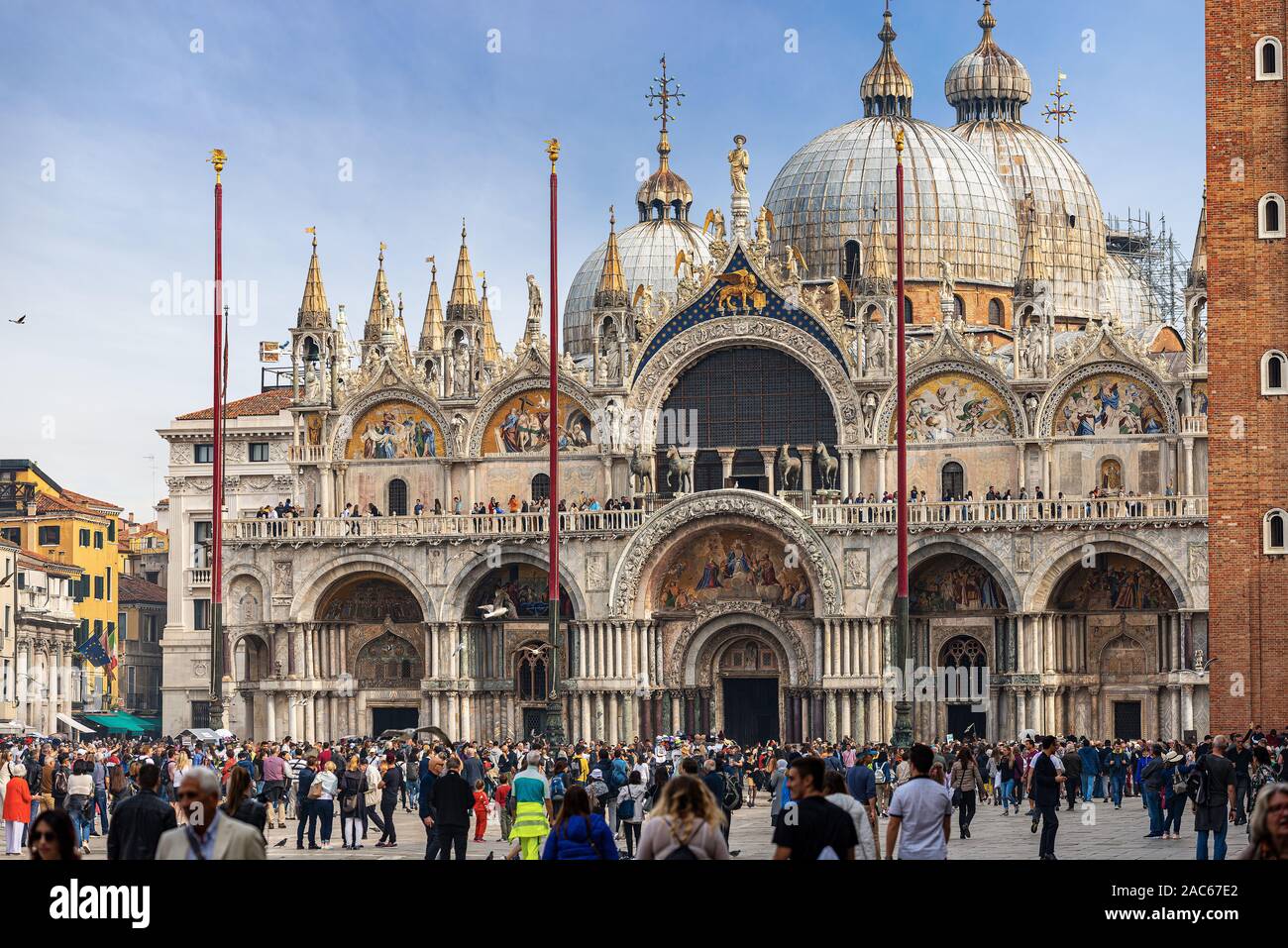 Piazza San Marco abarrotado de turistas en un día soleado, con la basílica y la Catedral (St. El evangelista san Marcos), Veneto, Italia, Europa Foto de stock