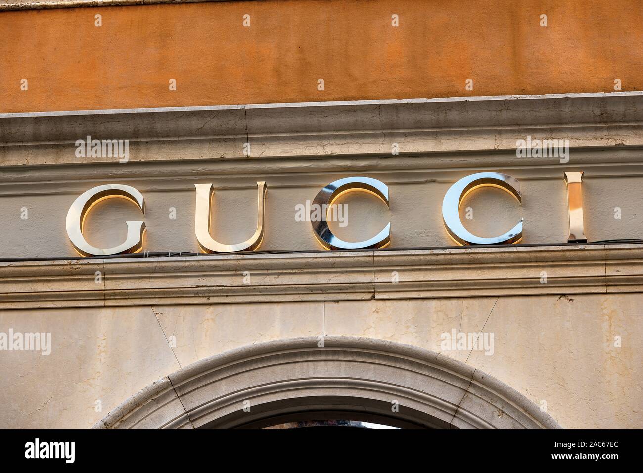 Detalle de la marca Gucci de una tienda. Gucci es una industria italiana  que se ocupa de la alta moda y artículos de lujo Fotografía de stock - Alamy
