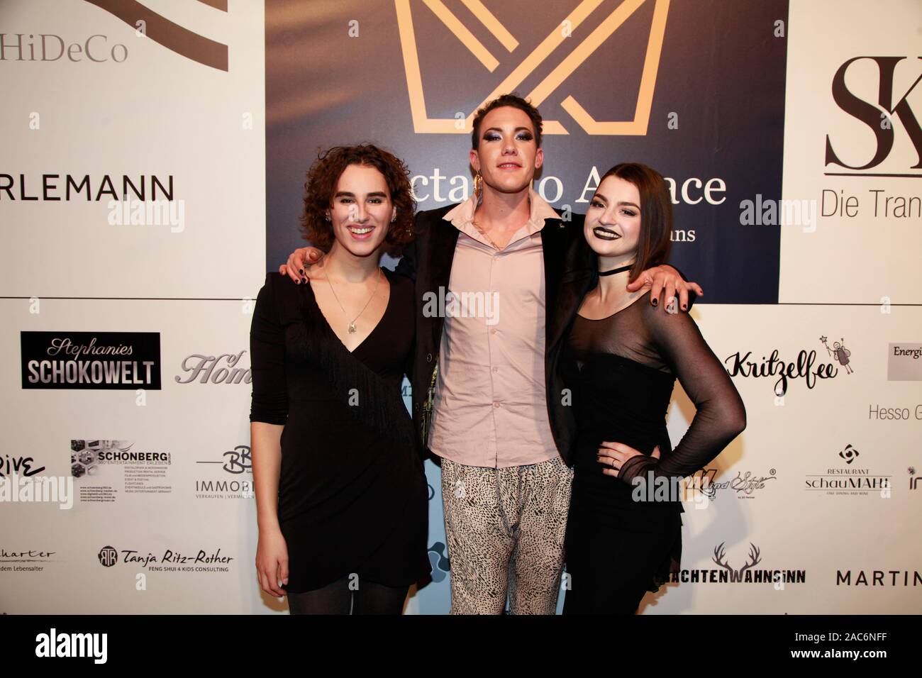 Adel Onodi ,Brix und Alina Schaumburg bei der gala benéfica - SK -  WelcomeHome in der Reithalle en München am 30.11.2019 Fotografía de stock -  Alamy