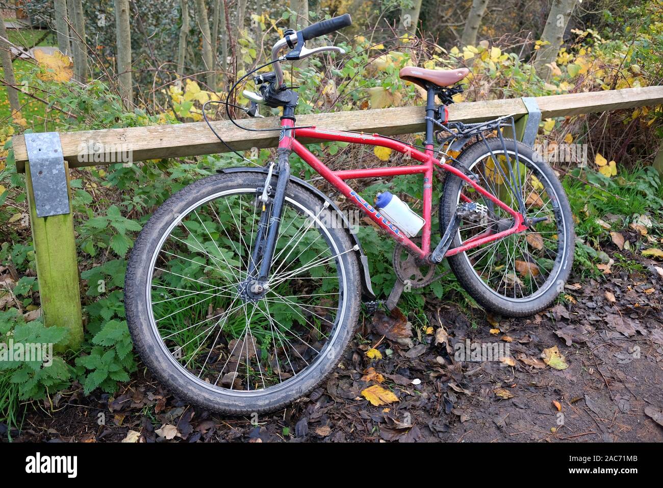 Diciembre 2019 - Kona Humu classic moto en un sendero poco utilizada y compartida en la ruta ciclista Somerset aldea de Cheddar. Foto de stock