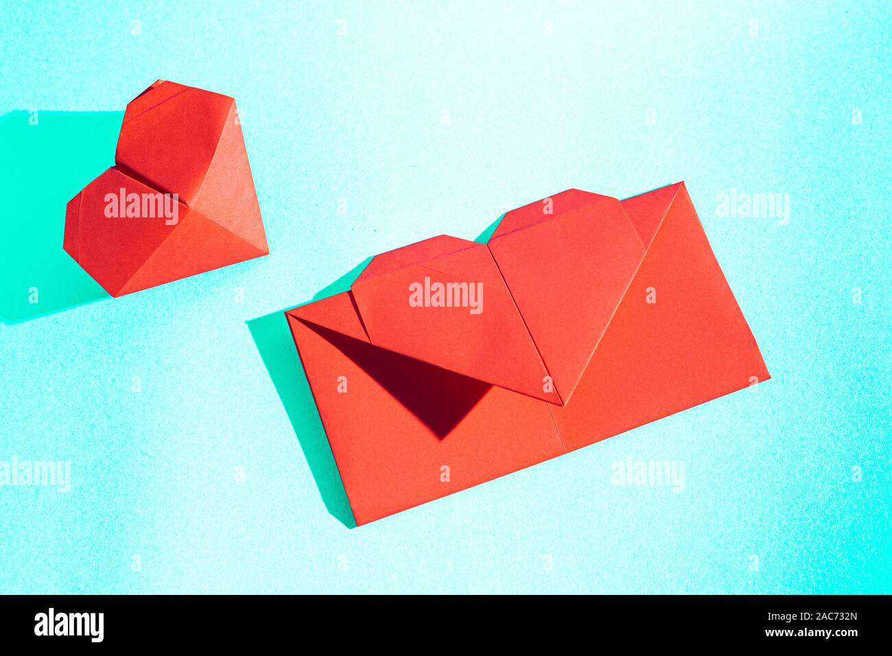 Carta de amor artesanal. Origami de papel de color. Fotografía de Stock.  Hecho con amor Fotografía de stock - Alamy