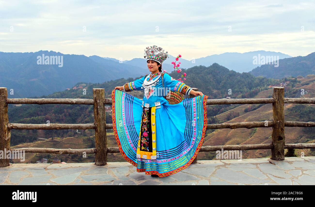 PINGYAO SHANXI,China, Noviembre 15, 2019: Chino Tradicional femenina trajes étnicos gamuza púrpura tejido túnica de Mongolia, China Folk minoría mongol D Foto de stock