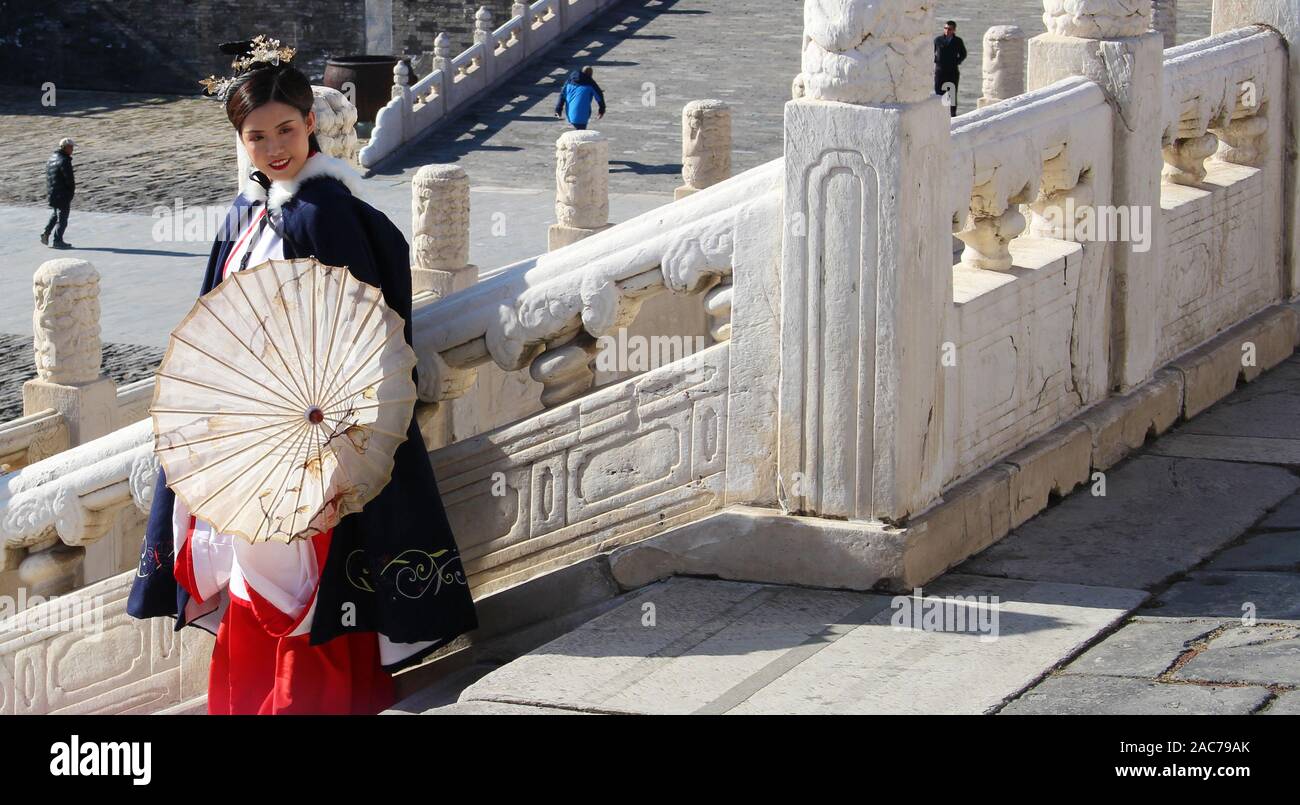 PINGYAO SHANXI,China, Noviembre 15, 2019: Chino Tradicional femenina trajes étnicos gamuza púrpura tejido túnica de Mongolia, China Folk minoría mongol D Foto de stock