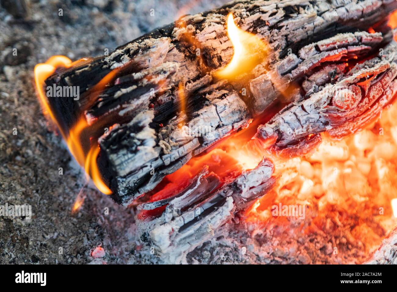 Red Hot resplandeciente fogata, sentimiento hygge Foto de stock