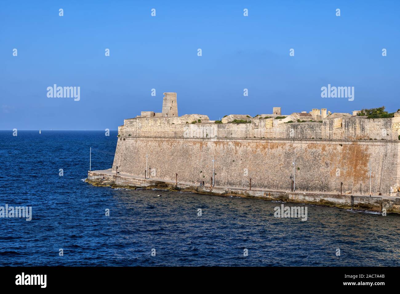 Valletta fortificación defensiva, muro de piedra que rodea la capital de Malta, en el Mar Mediterráneo. Foto de stock