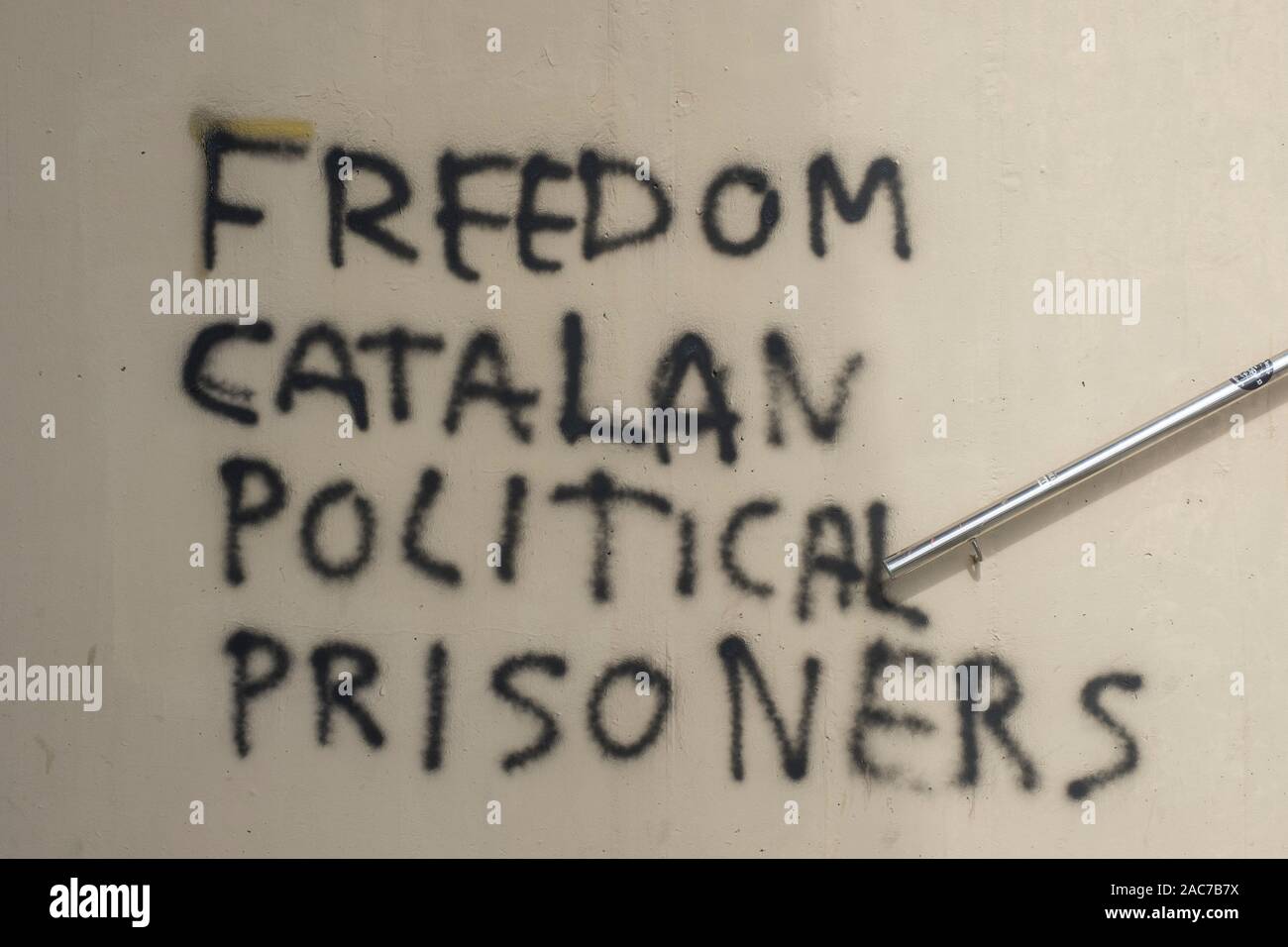 "Libertad a los presos políticos de graffiti embadurnado en una pared de Barcelona. Foto de stock
