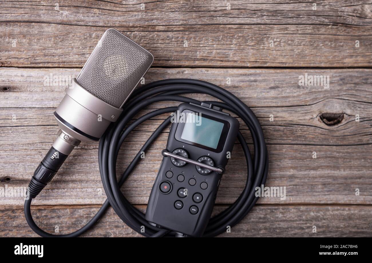 Estudio de micrófono de condensador de diafragma grande Neumann TLM 103 y Zoom  H5 recorder sobre un fondo de madera Fotografía de stock - Alamy