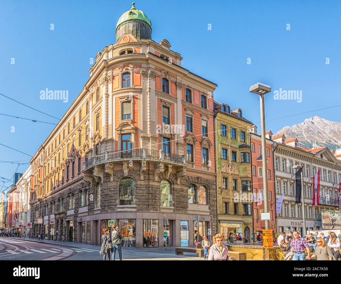 En Innsbruck, Austria, Europa - Octubre 26, 2019: Urban street scene en Innsbruck, Austria. La fachada de los edificios históricos de la famosa ciudad de tiroleses. Foto de stock