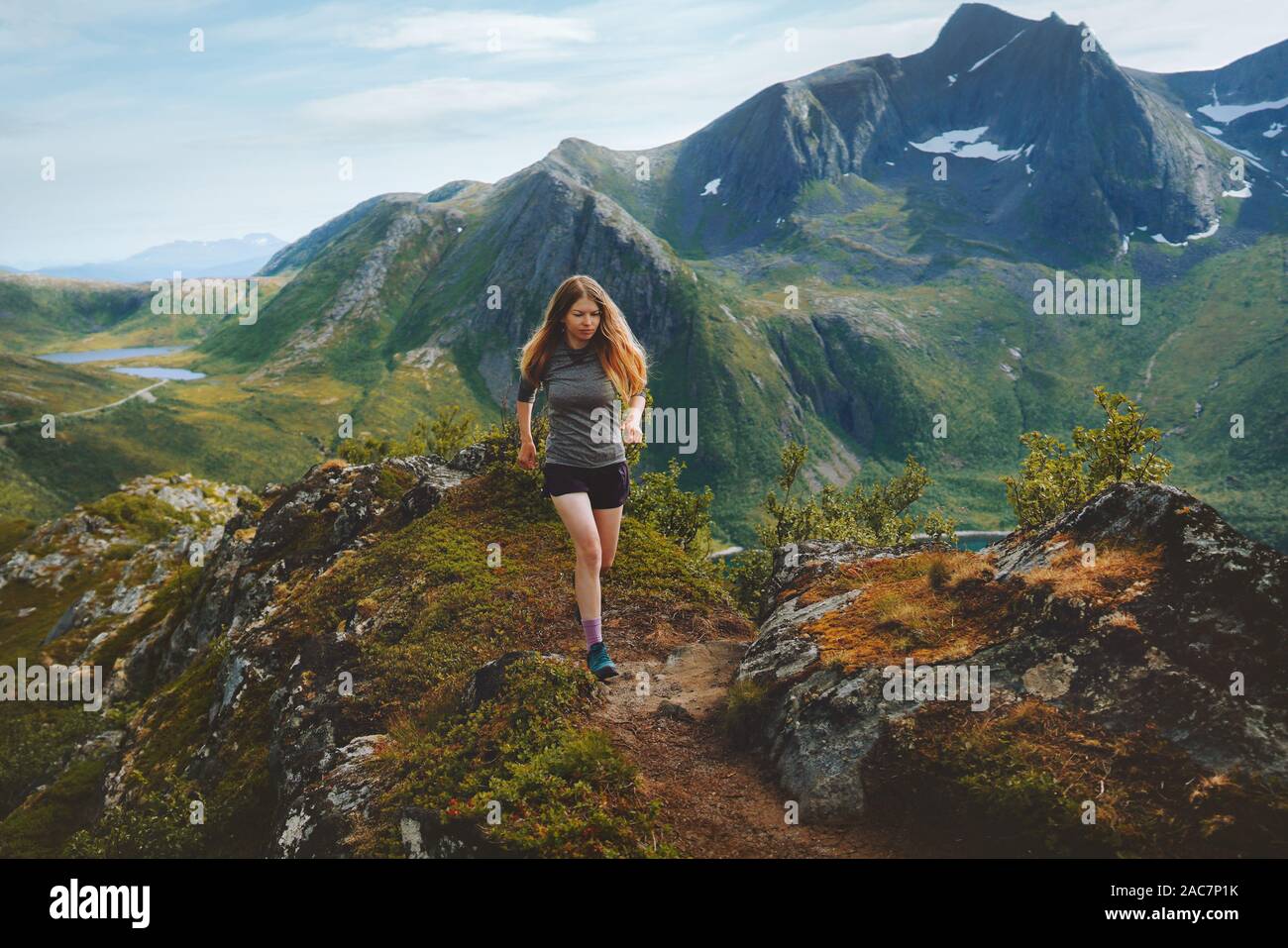 Mujer trail running en montañas montañas exterior viajes vida sana actividad de aventura formación atlética motivación concepto Noruega naturaleza Sen Foto de stock