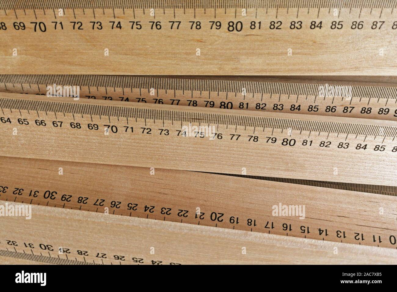 Reglas de medición de madera como fondo. Herramientas de medición  representan la medición, métricas, precisión, exactitud y resultados  Fotografía de stock - Alamy