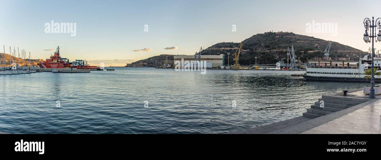 Vista panorámica de Cartagena Murcia puerto marina atardecer en tiempo  mediterráneo de España Fotografía de stock - Alamy