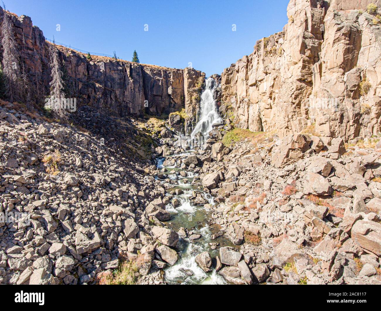 Norte de Clear Creek Falls en el bosque nacional Río Grande, Colorado Foto de stock