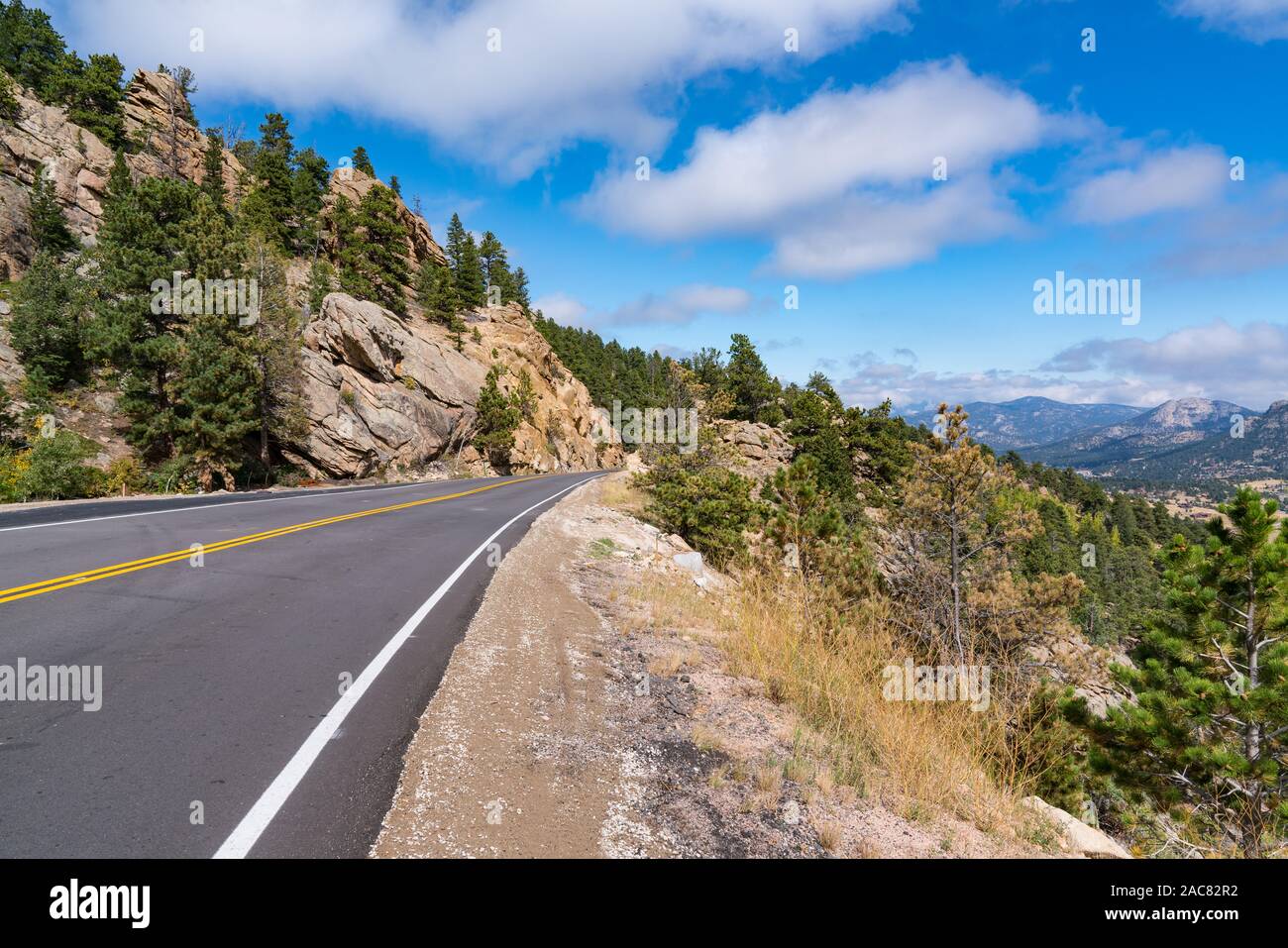 Pico a pico de la autopista a través de las Montañas Rocosas cerca del Parque Estes, Colorado Foto de stock