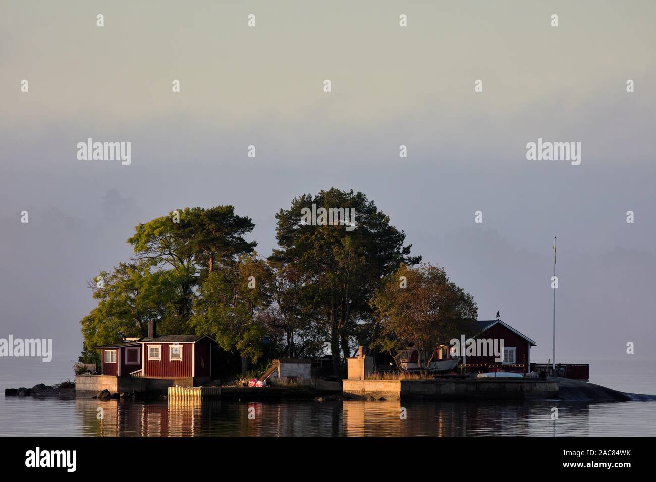 Kattholmen isla cerca de Vaxholm durante una tarde brumosa mañana de verano Foto de stock