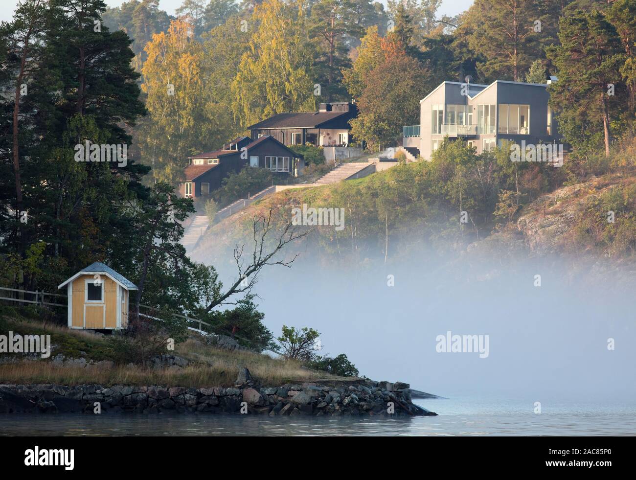 Tegelön Misty mañana en las afueras de Estocolmo, Suecia Foto de stock