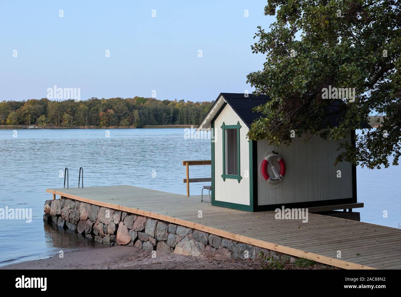 Embarcadero y un cobertizo en la orilla de Frederiksberg, Vaxholm, Suecia Foto de stock