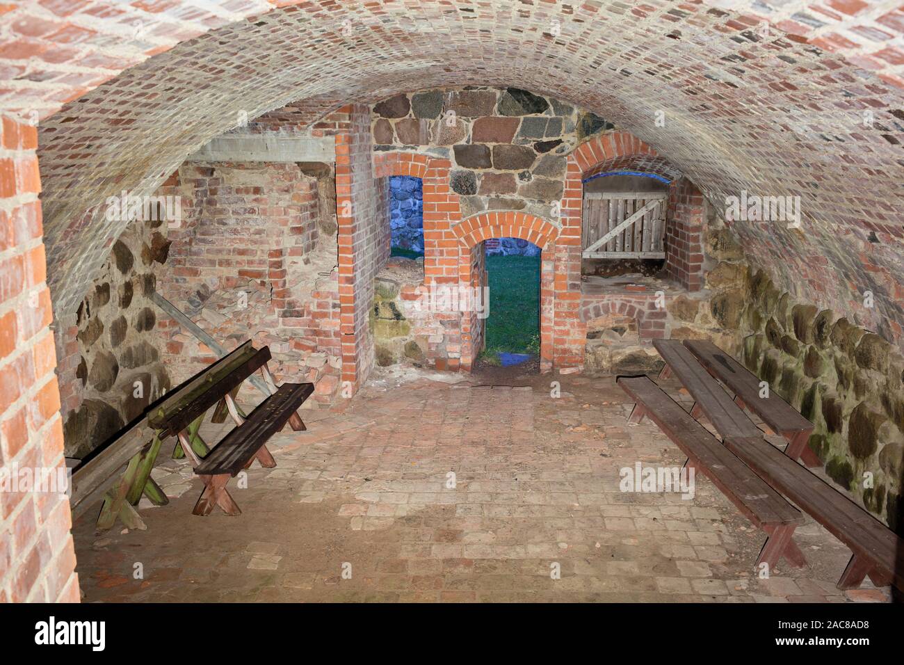 Dentro del castillo Mörby ruina en Roslagen, Suecia Foto de stock