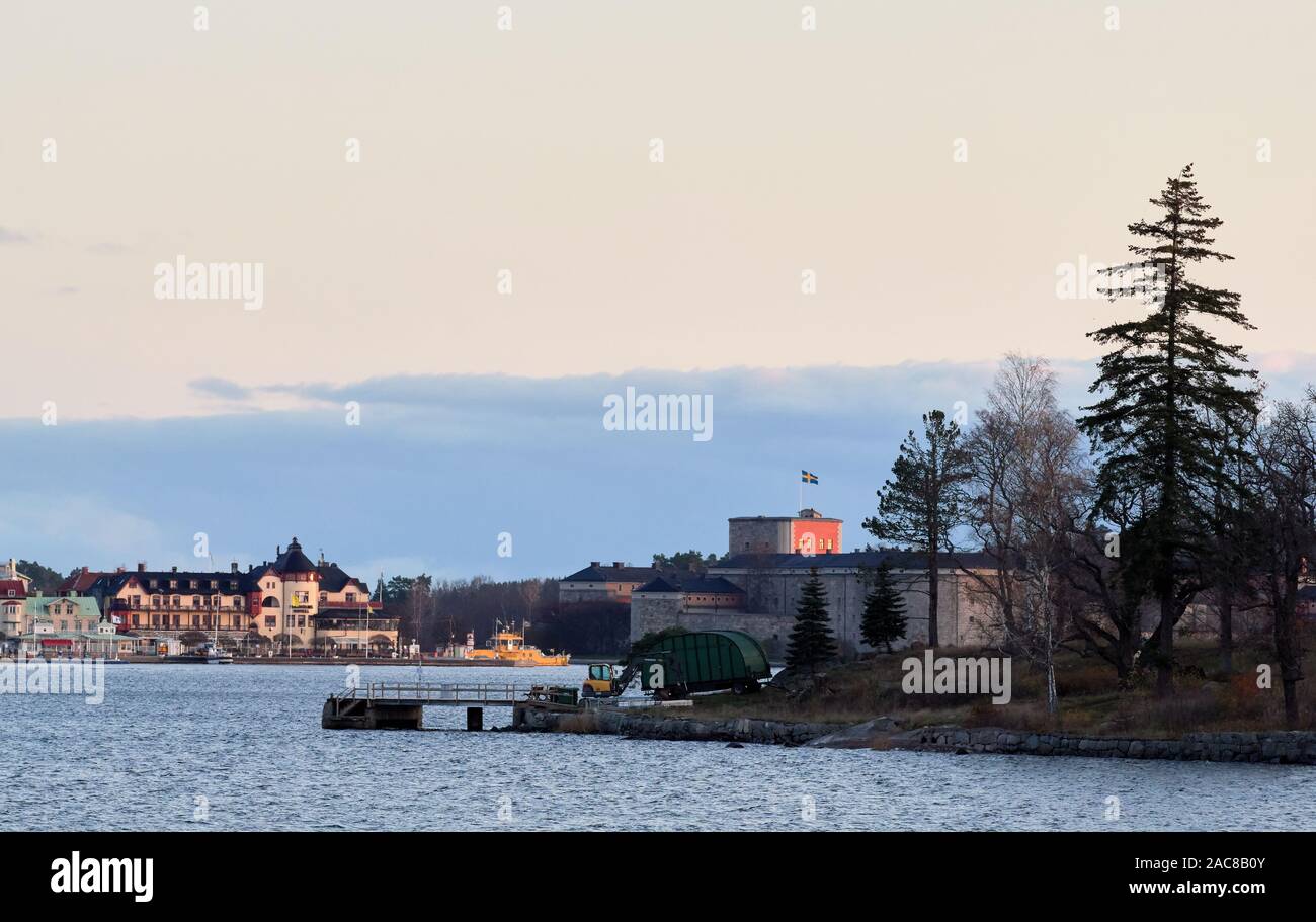 Isla Stora Ekholmen con Vaxholm Vaxholm con la fortaleza detrás Foto de stock