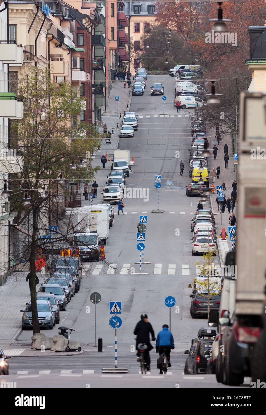 Berggatan en Kungsholmen durante la mañana el tráfico en Estocolmo, Suecia Foto de stock